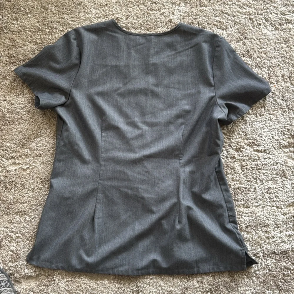 🍍 FIGS Technical Collection Gray V Neck Short Sleeves 2 pocket Scrub Top W/ L🍍